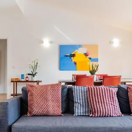 Center Penthouse Apartment *