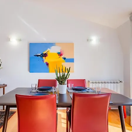 Center Penthouse Apartment *