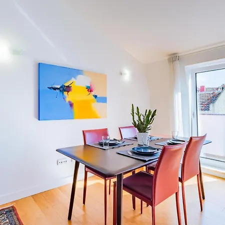 Center Penthouse Apartment *